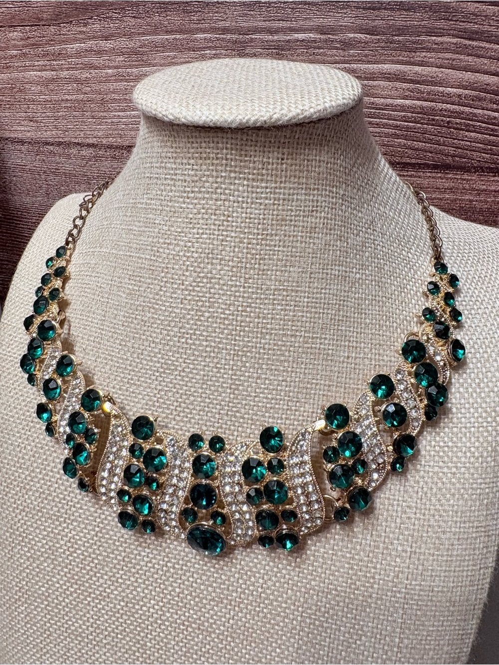 Elegant Gold-Tone Necklace with Emerald Green Crystals